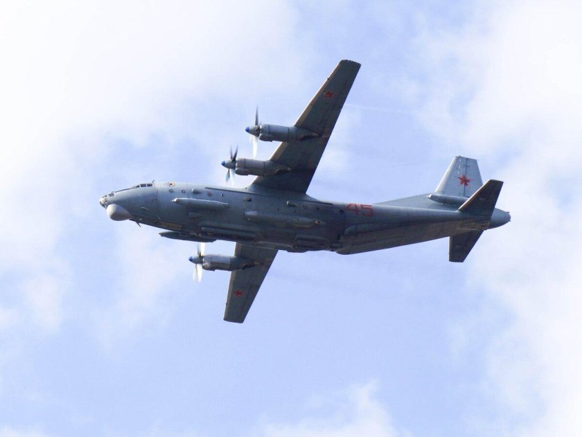 АН-12 военно-транспортный самолёт