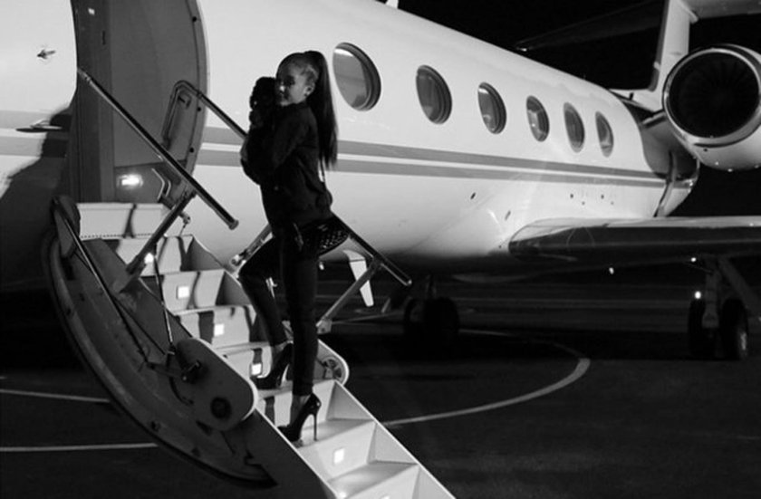 Девушка в самолете