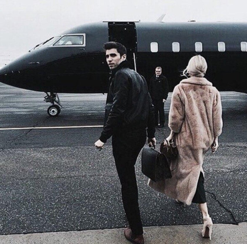 Девушка в самолете