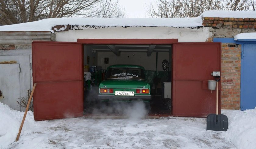 Машина в гараже
