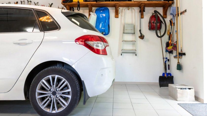 Белый пол в гараже