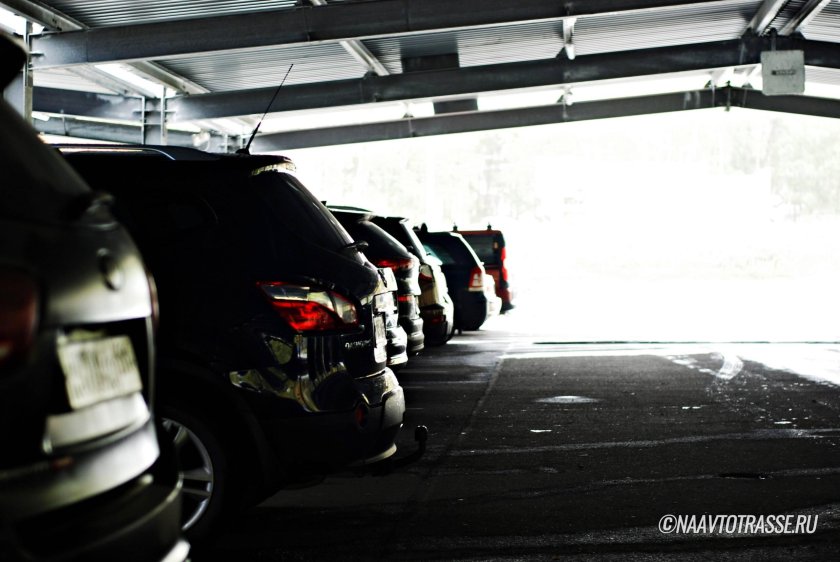 Автомобиль в гараже зимой