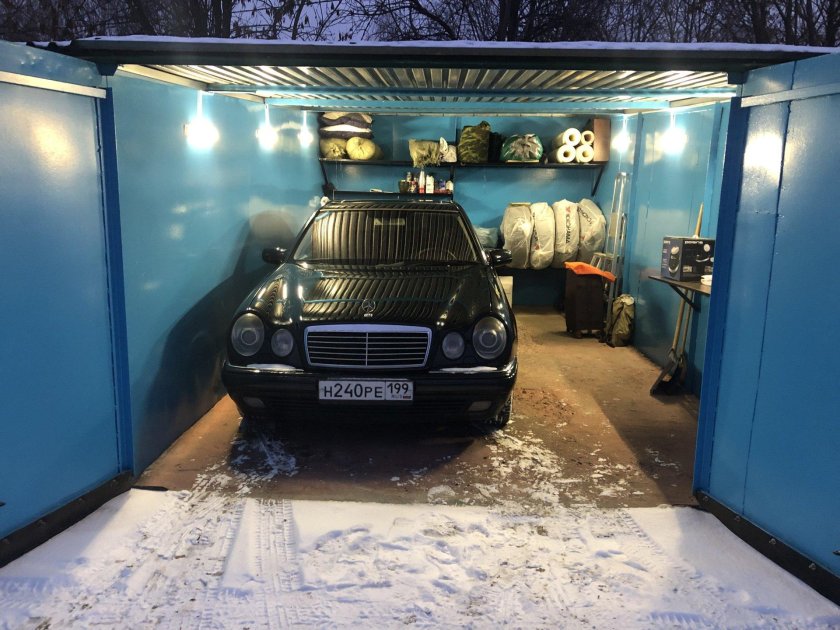 Mercedes w210 в гараже