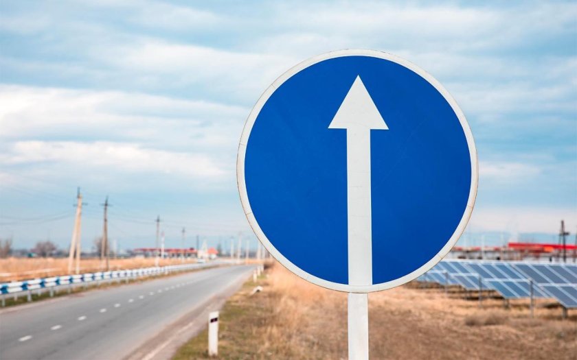 Дорожный знак движение прямо