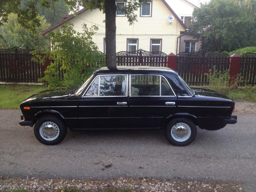 ВАЗ 2106 черного цвета