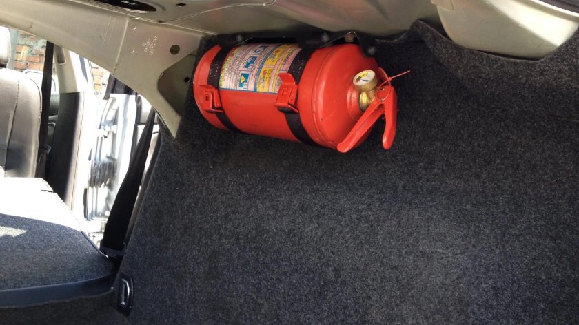 Passat b7 штатное крепление огнетушителя