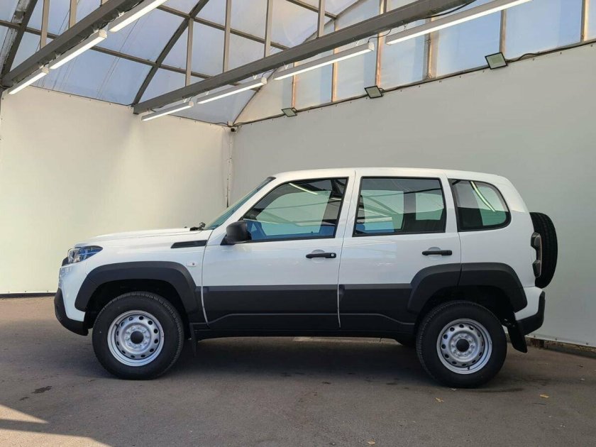 Нива тревел белая