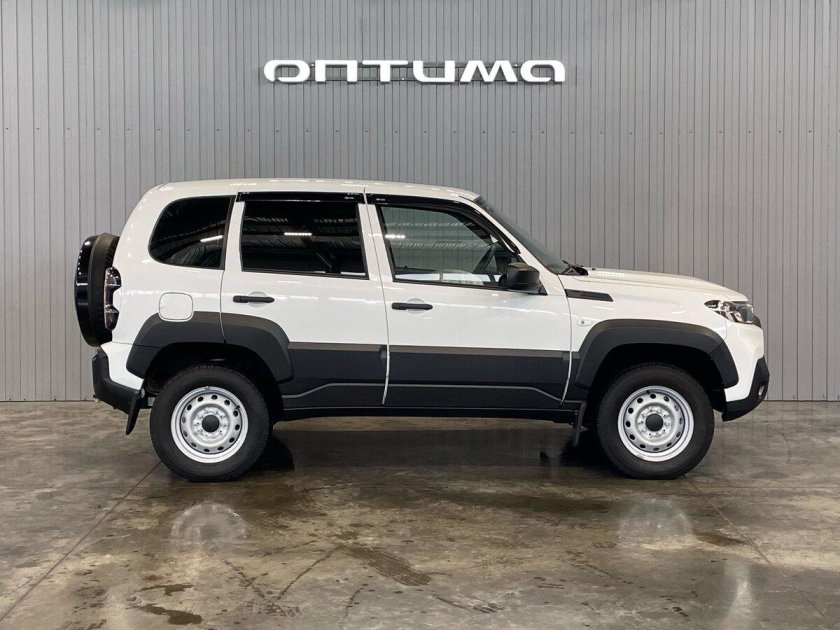 Нива Тревел 2024 белая