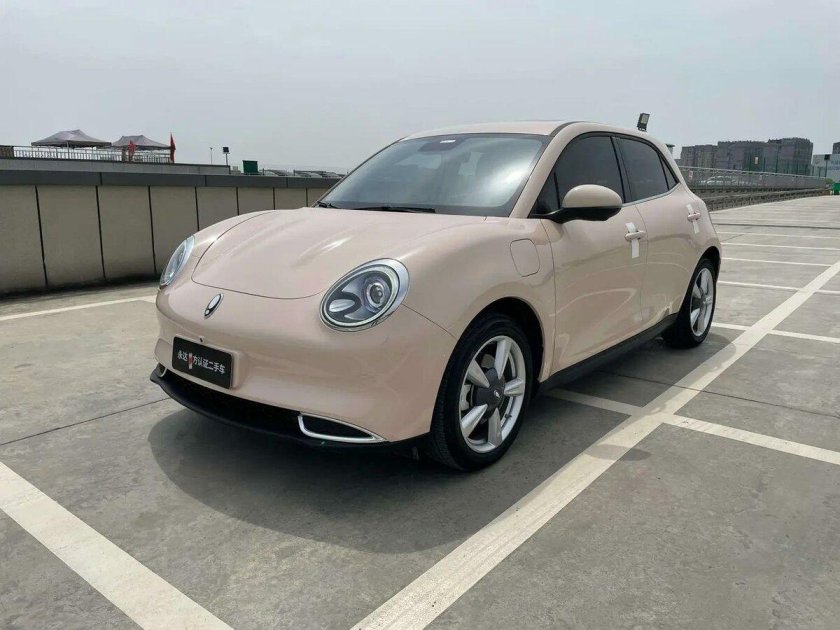 Машина бежевая