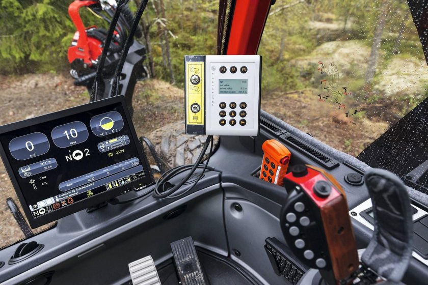 Харвестер Комацу 931 кабина