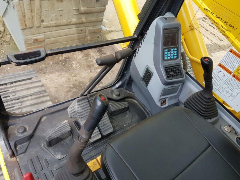 Komatsu d275 кабина