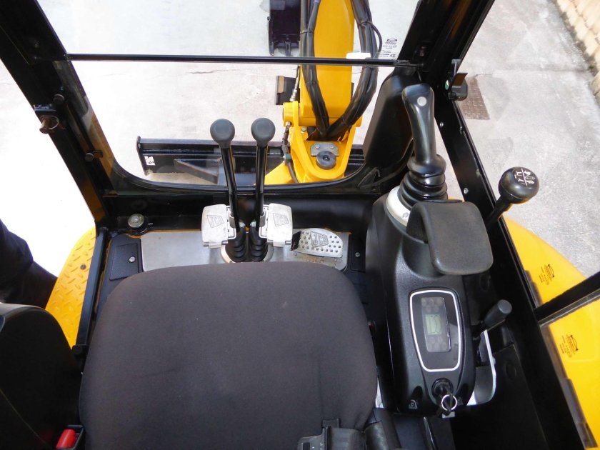Рычаги управления трактора JCB