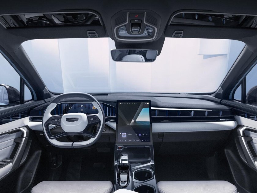 Китайский кроссовер с телевизорами на заднем