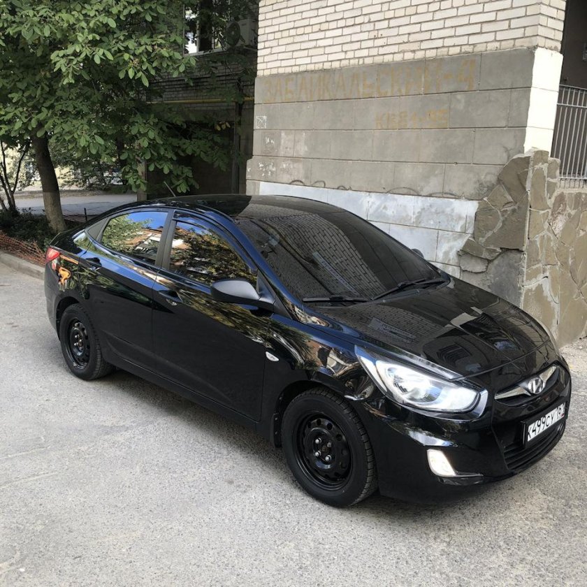 Hyundai Solaris 1 поколение черная