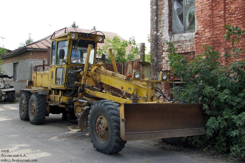 Грейдер ДЗ-180