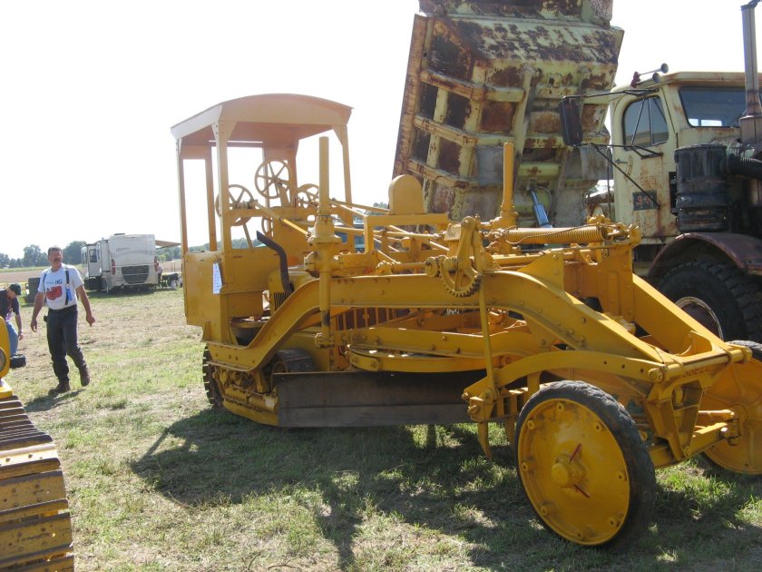Грейдер на гусеничном тракторе
