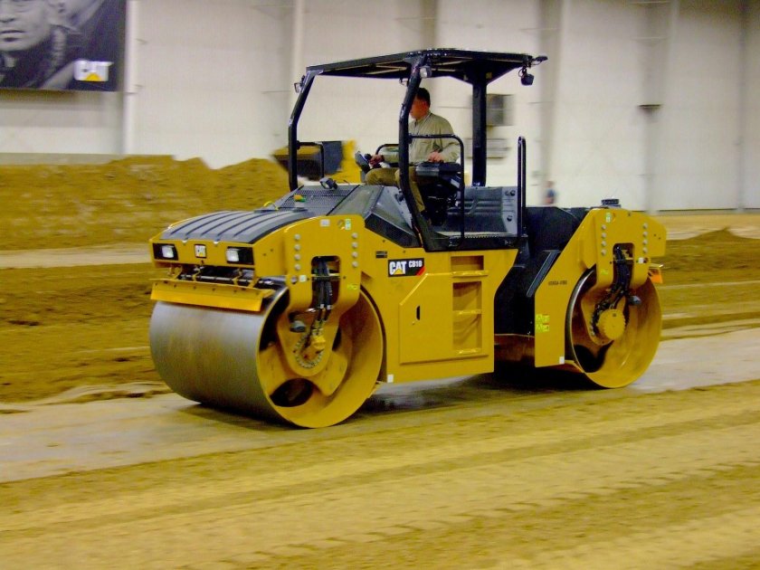 Каток Caterpillar cb10