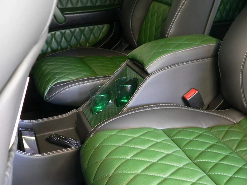 Зеленысалон автомобиля