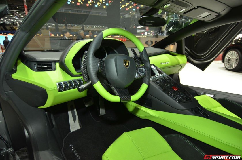 Ламборгини авентадор зеленый салон