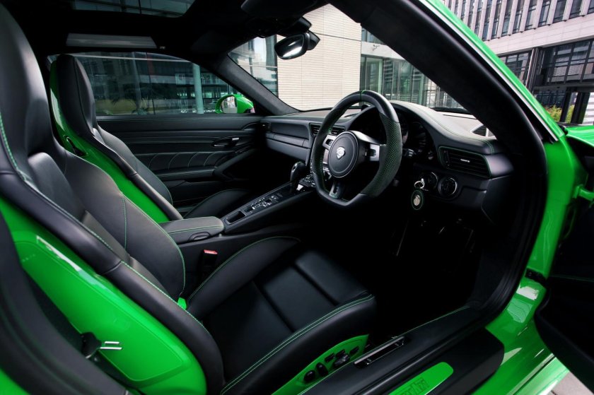 Порше 911 с зеленым салоном