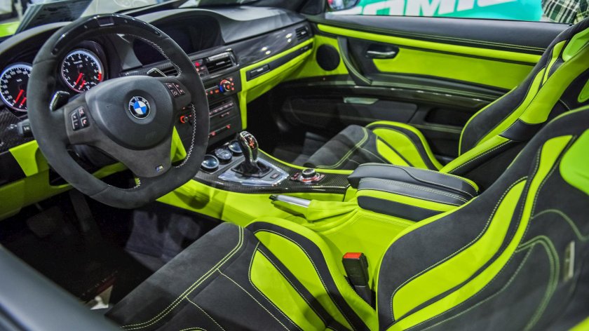 Желтый салон автомобиля