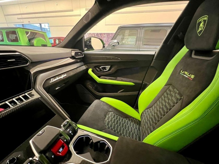 Lamborghini Urus зеленый