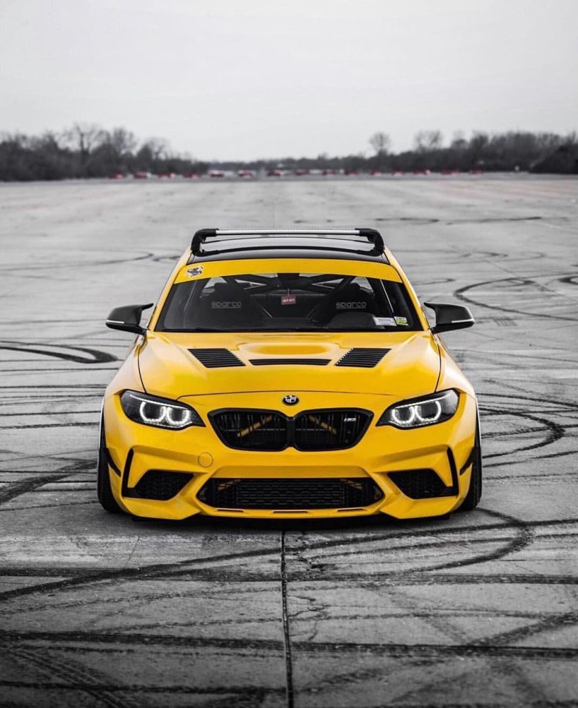 BMW m2 желтая