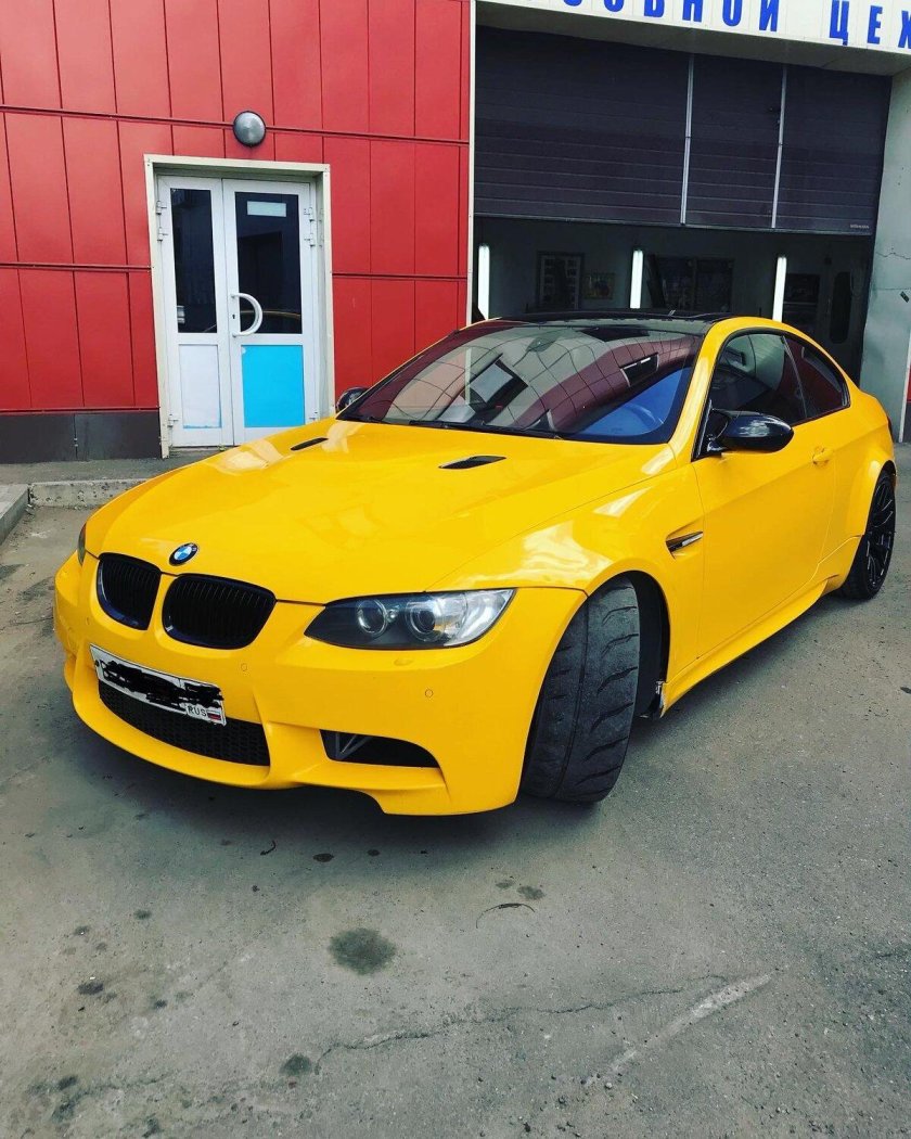 Желтая БМВ Ильдара