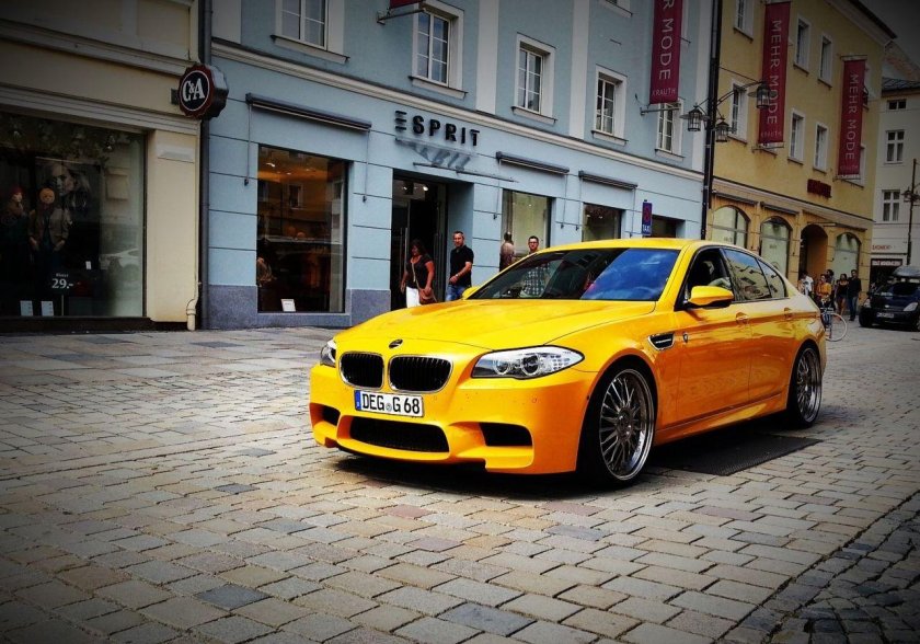 BMW m5 желтая