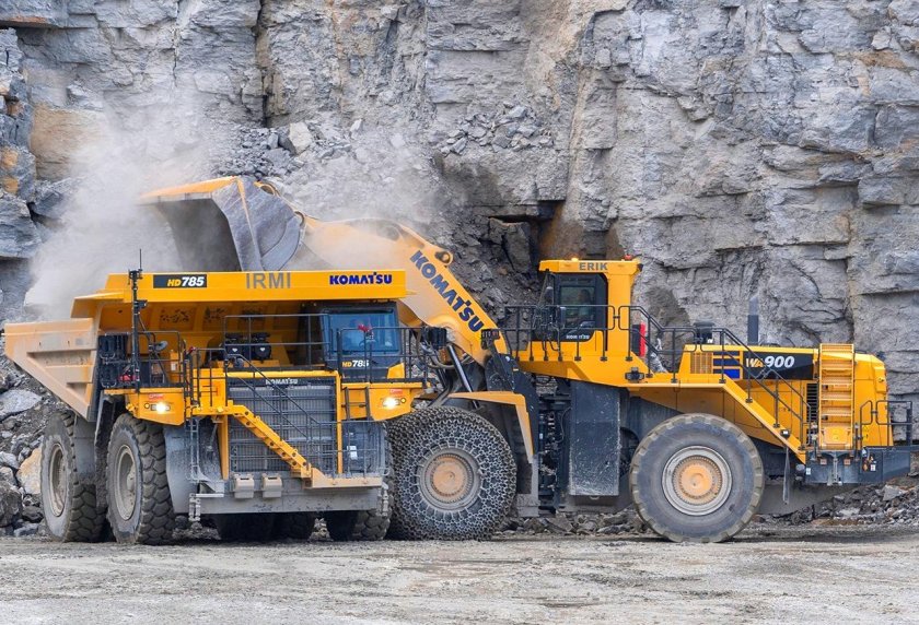 Карьерный самосвал комацу