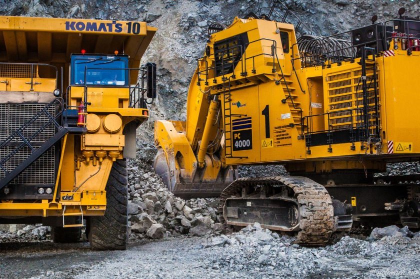 Автосамосвал Komatsu 730e