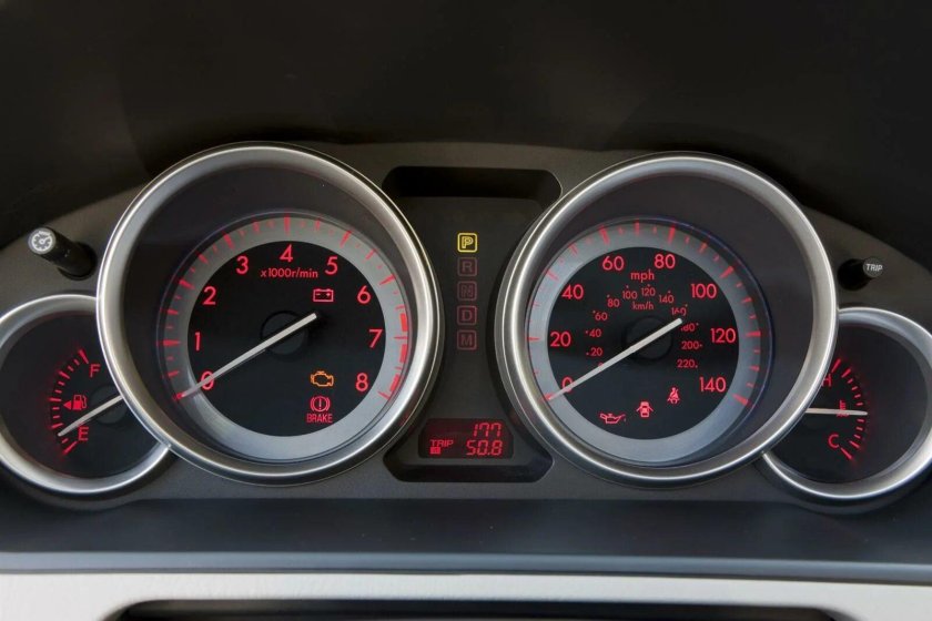 Mazda CX-7 панель приборов