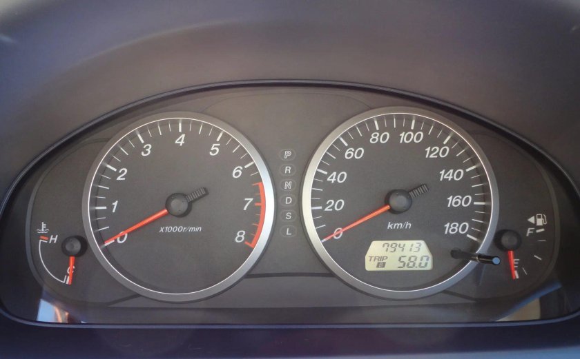 Mazda Demio 2001 приборная панель