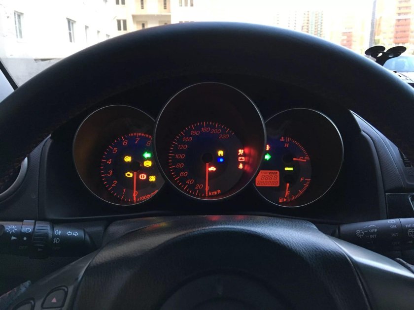 Приборная панель Мазда 3 2007