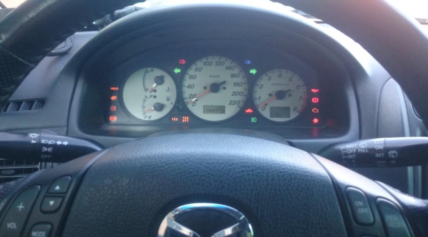 Приборная панель Mazda Premacy, 2001