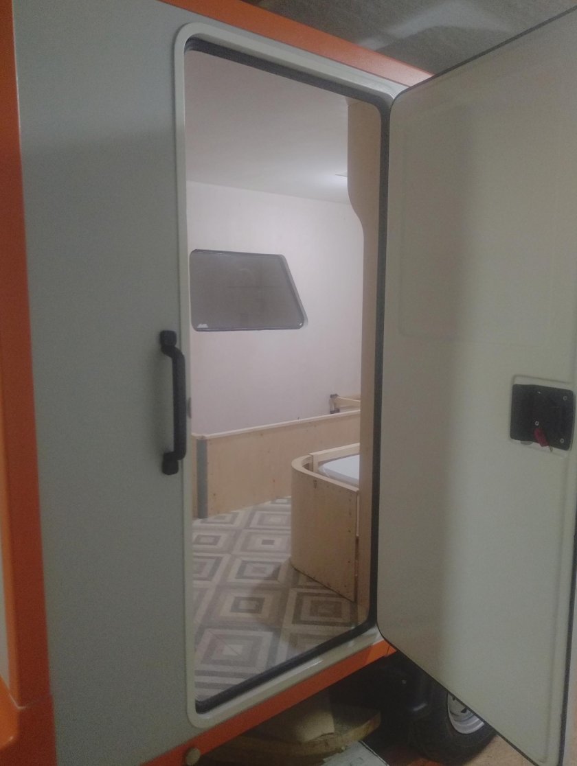 Дверь в автодом