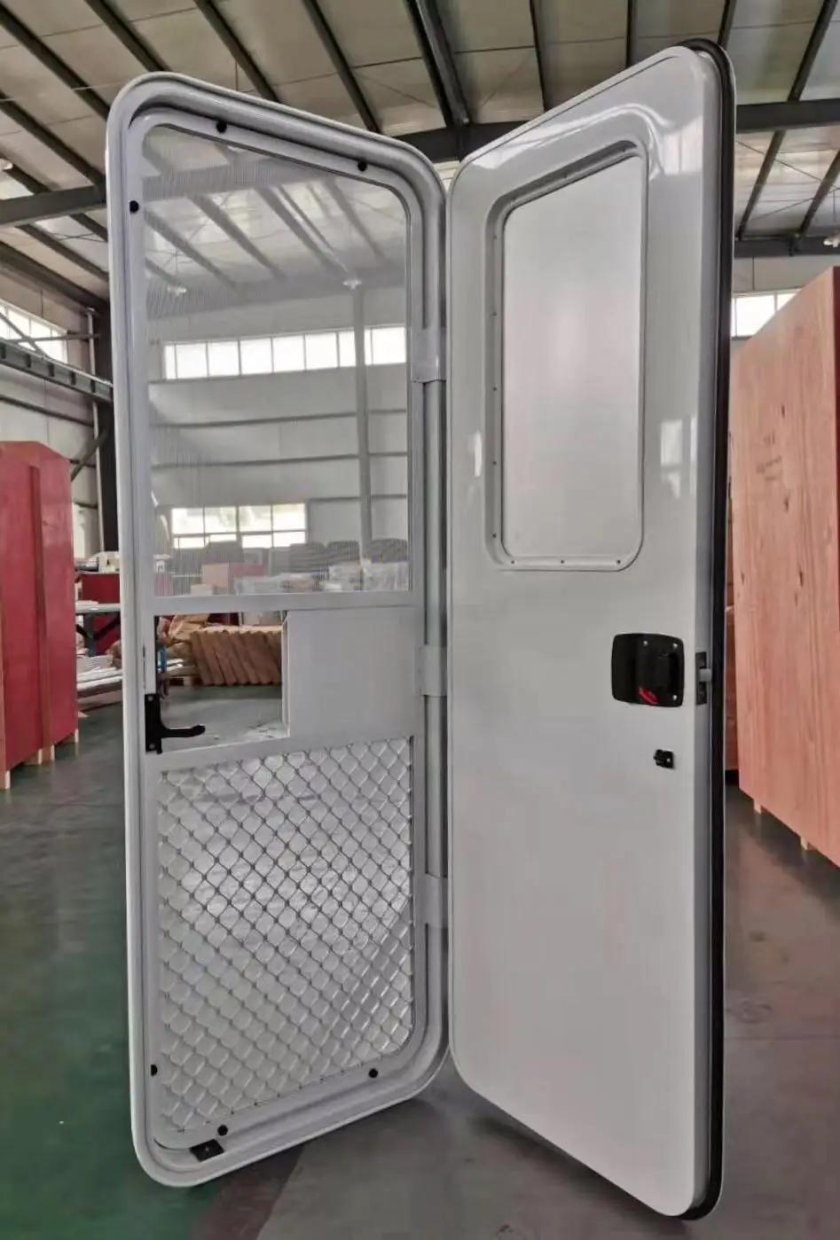 Дверь для автодома