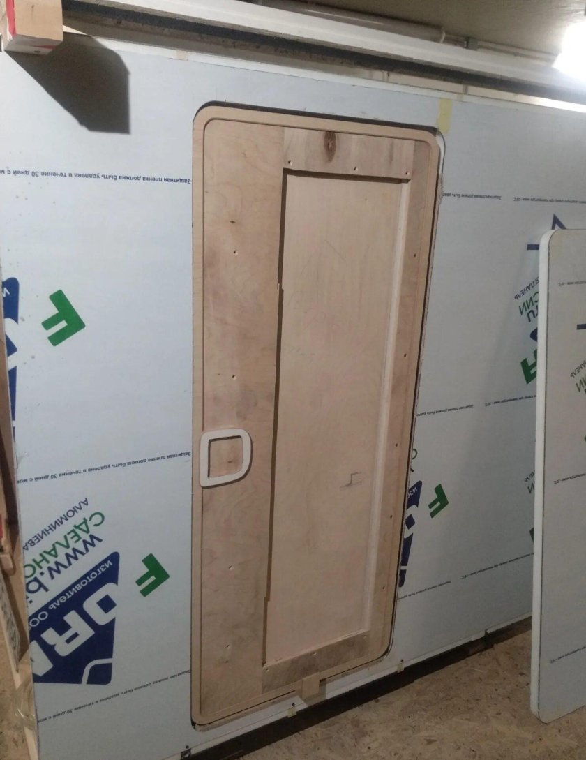 Герметические двери для кемпера