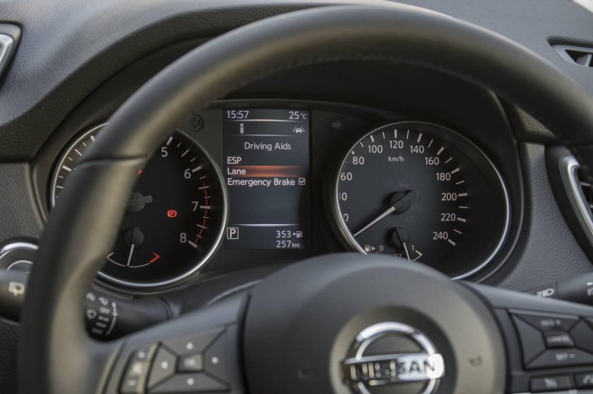 Nissan Qashqai 2017 приборная панель