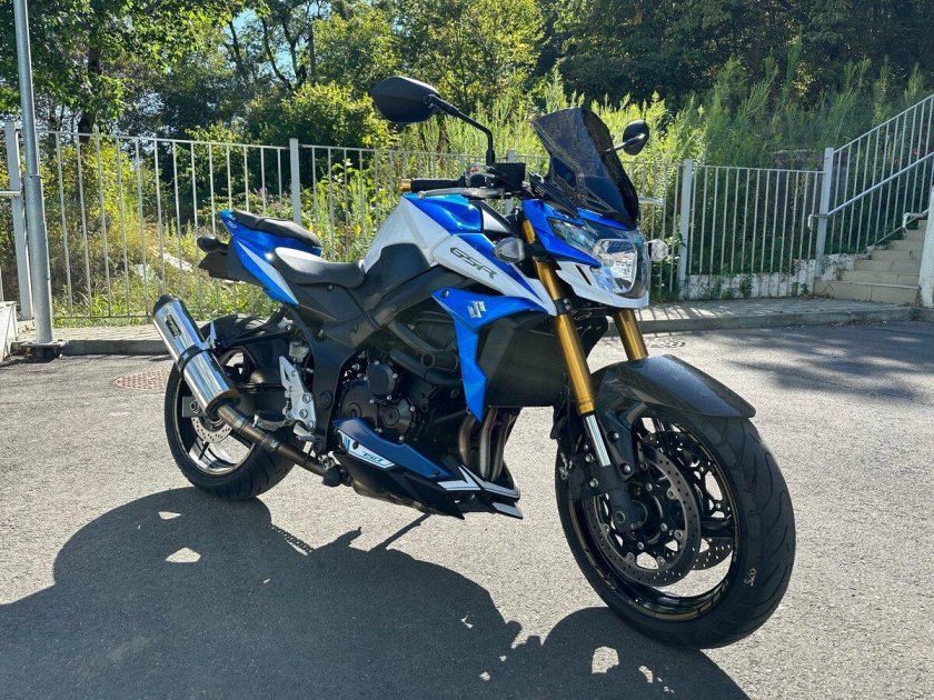 Suzuki gsr 750