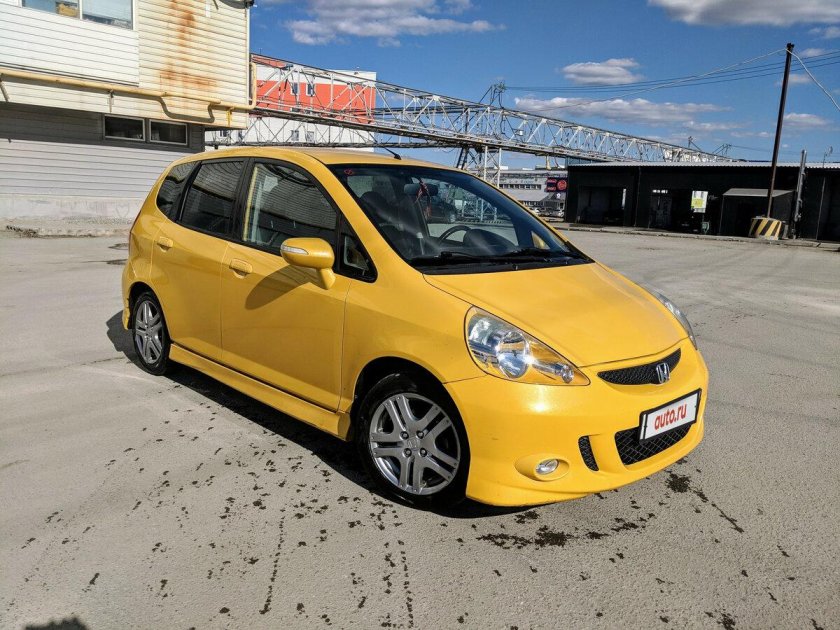 Honda Jazz 2008 желтая