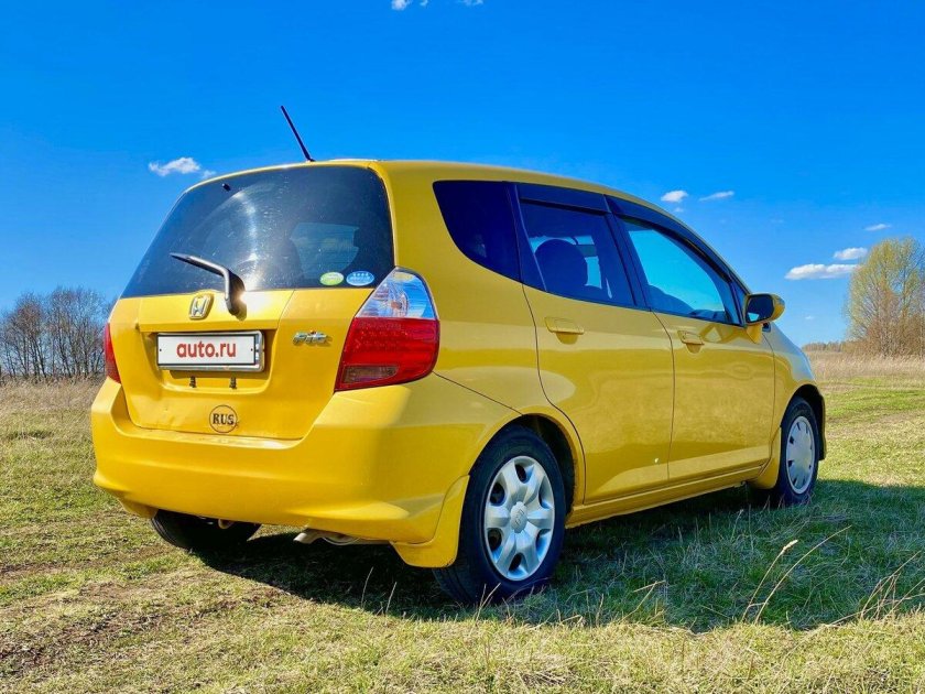 Honda jazz 2008 желтая