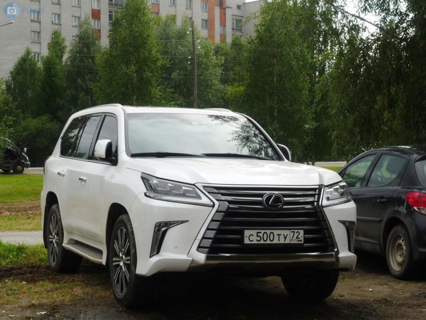 Lexus LX 750