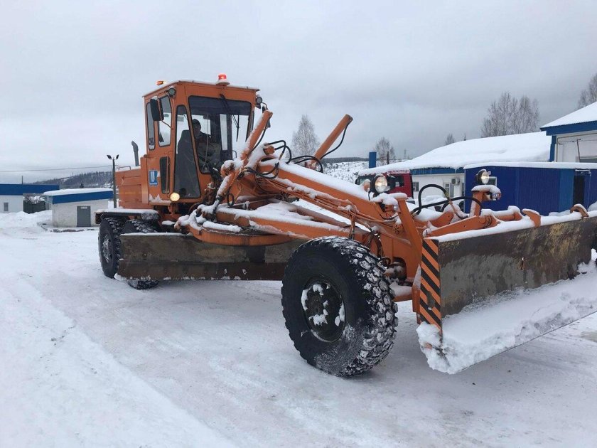 Оранжевый грейдер с серой кабиной