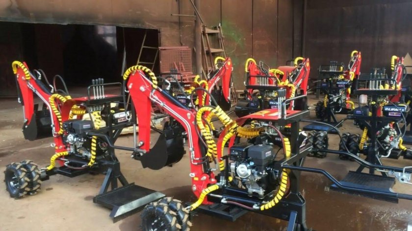 Прицепной мини экскаватор