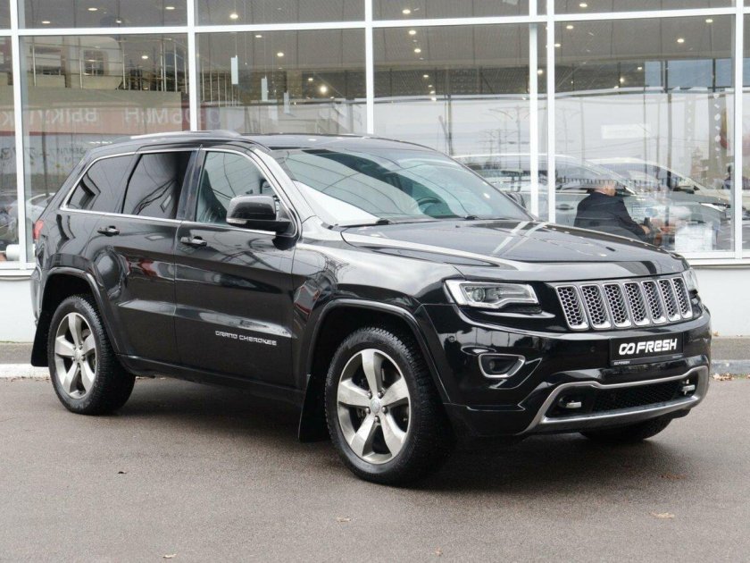 В Краснодарском автосалоне продают Джипы чёрного цвета.