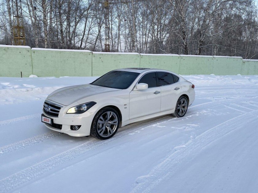 Инфинити белая в Балашихе н127ер 77