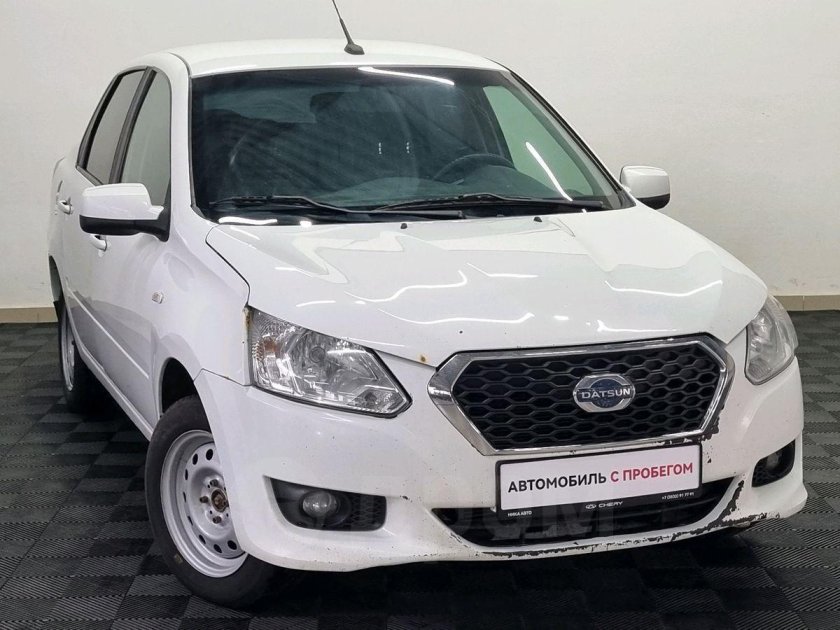 Белый датсун