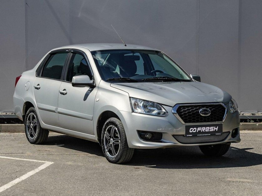 Датсун серебристый седан