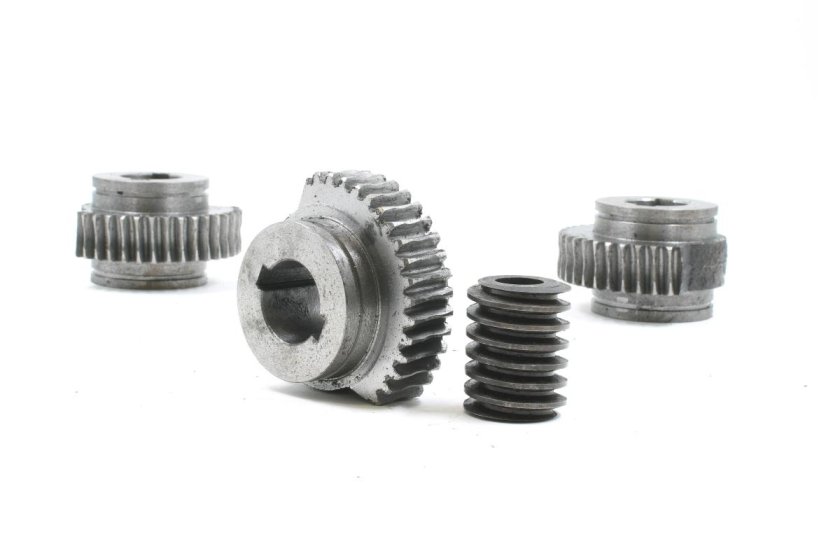 Выбор антифрикционного материала в червячной передаче зависит от